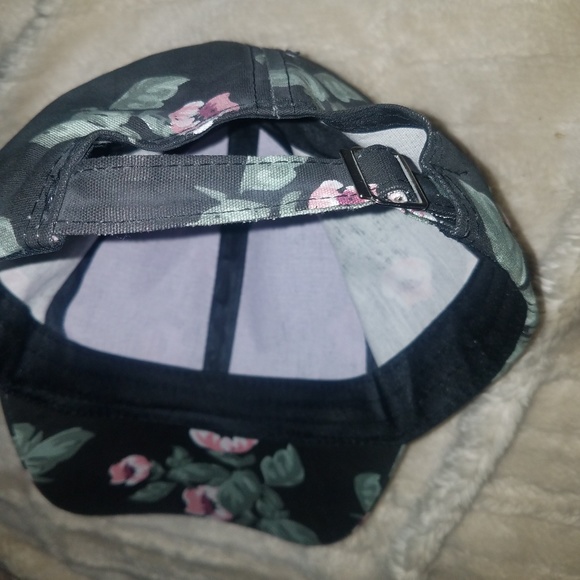 Black hat with flowers - Picture 4 of 6